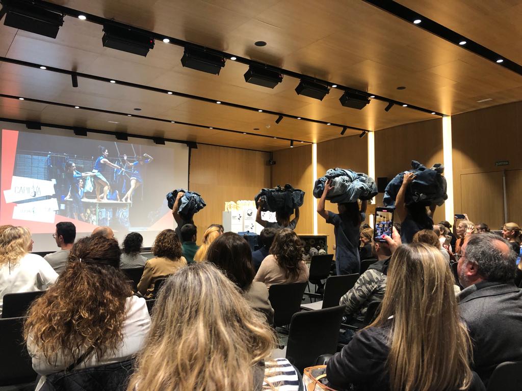 cateb_barcelona's tweet photo. Després d'una actuació, comença el lliurament dels premis de les organitzacions Emas que tenen com a objectiu principal, reduir els impactes ambientals. @clubemas
Aquest any en especial sobre els impactes de l'indústria tèxtil!
#Cateb #PremisEMASCAT2023 https://t.co/gZsAbF8idT