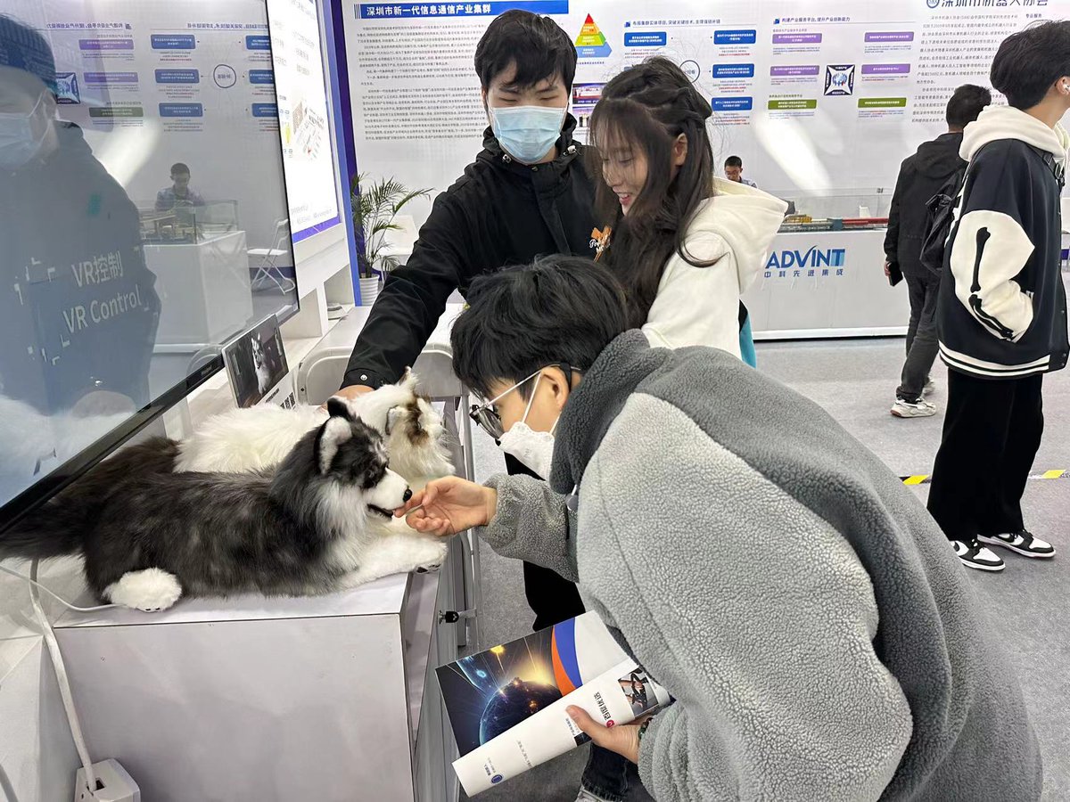 meta_Robotics's tweet photo. Last week, Elephant Robotics attended the #CHTF2023 expo.👍 Our metaCat🐈 and metaDog🐕‍🦺 were very popular among the children.☺️ Such an adorable girl!👧 She was taking pictures with her children's phone watch!⌚️ https://t.co/d90WZccEP4