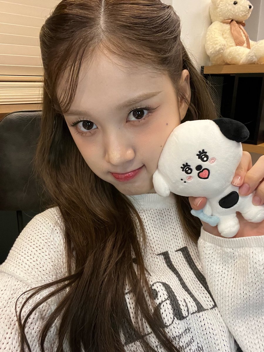 STAYCJFEED's tweet photo. [231123] 🐶💭 19:50 KST

"Me and JBB 📸 too"
"#Shamelessly Today Too🔥"
"Omo, a space isn't allowed "
"The🔥 is the point >< hihi" https://t.co/sbMjiP89Jm
