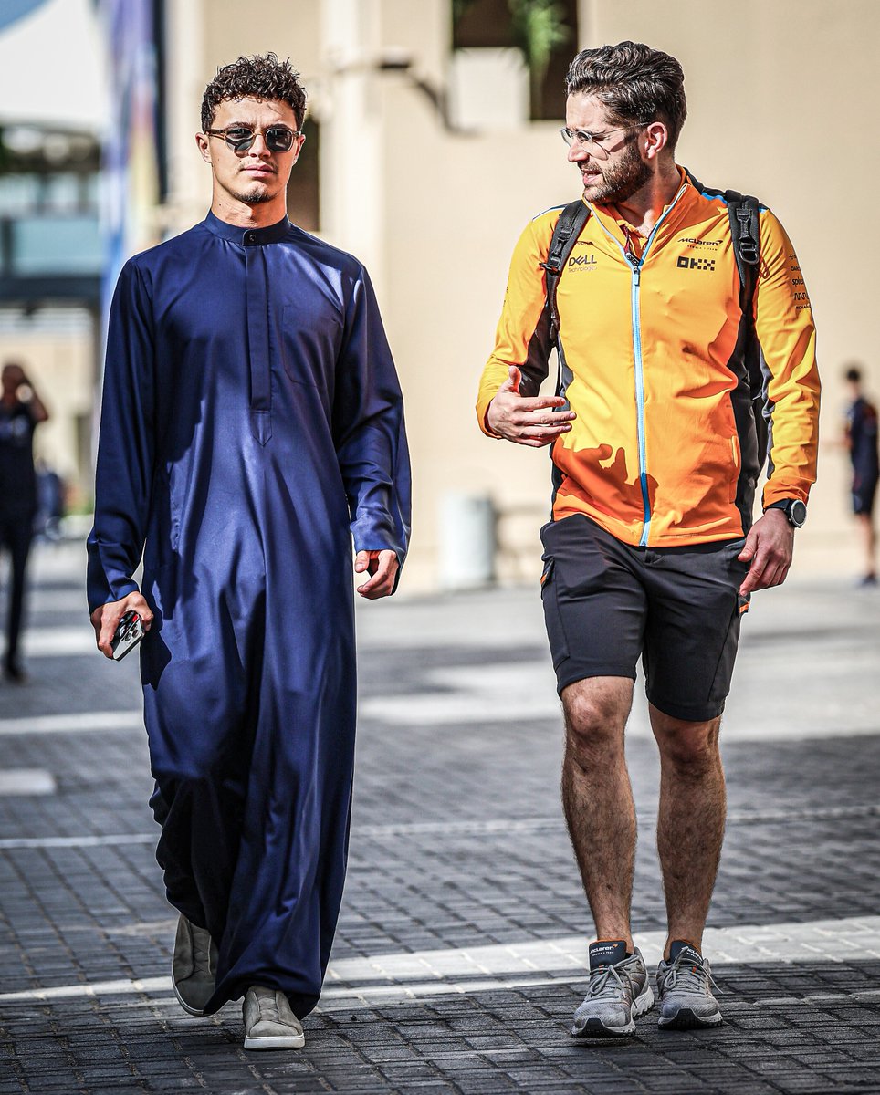🟠Lando Norris #AbuDhabiGP için farklı bir giyim tarzıyla padoğa geldi 👀 #F1