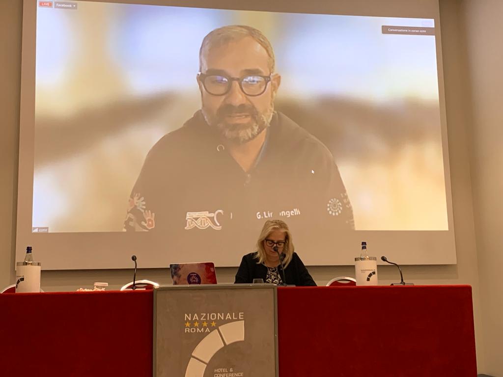 💬"Il ritardo diagnostico è maggiore nelle #donne. Perché ancora sotto rappresentate nelle sperimentazioni cliniche, perché stiamo perdendo la capacità di ascolto, perché non hanno il tempo per #prevenzione". Così <a href="/glimongelli/">Giuseppe Limongelli</a>, coordinamento #malattierare <a href="/Reg_Campania/">Regione Campania</a>.