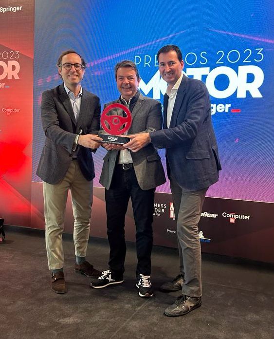 #SEAT ha sido galardonada en los Premios Motor Axel Springer 2023. La marca española ha recibido el “Premio a la Trayectoria”, en reconocimiento al 70 aniversario del primer SEAT 1400 producido en la fábrica de Zona Franca en Barcelona.