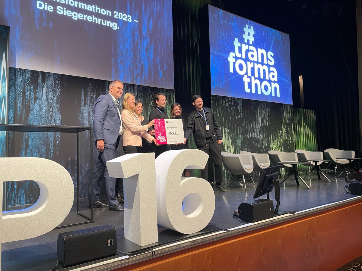 <a href="/gw_undjetztalle/">Gemeinschaftswerk Nachhaltigkeit</a> <a href="/BMWSB_Bund/">Bundesbauministerium</a> Das Siegerteam steht fest und es heißt...WOHNEN+ 
Ihre Lösung zu "Unsichtbarem Wohnraum - Wie schaffen wir ohne Neubau mehr Platz im Bestand?" hat nicht nur die Jury sondern auch das Publikum überzeugt. Herzlichen Glückwunsch!🎉