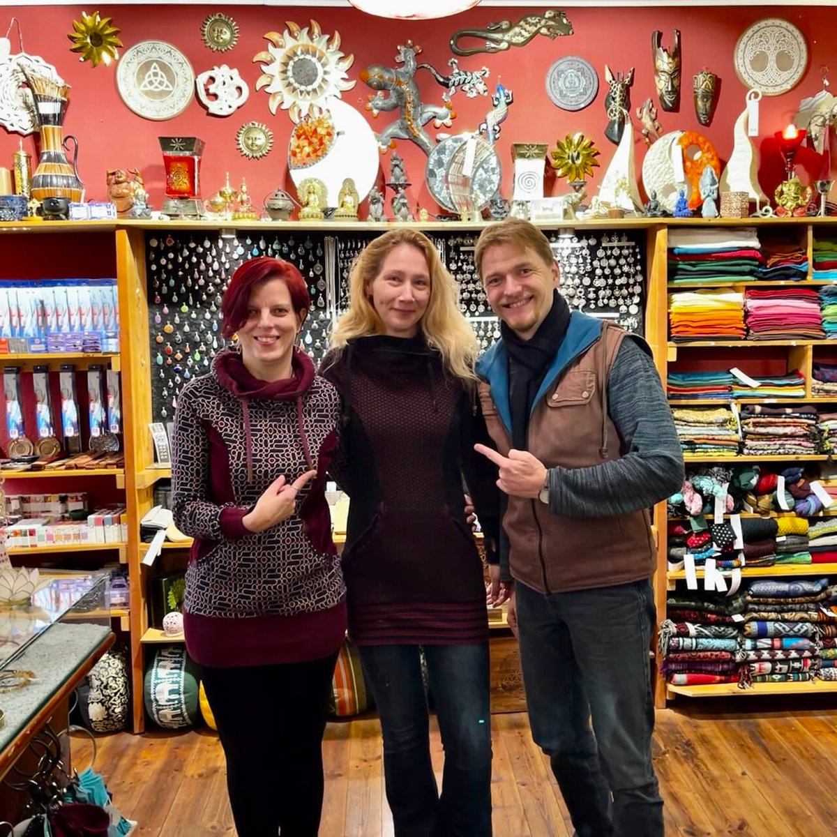 Talisman_Shop's tweet photo. 🛍️ Verlängerte Öffnungszeiten an den Adventssamstagen bis 18:00 Uhr! 💻 Für bequemes Online-Shopping empfehlen wir, eure Bestellung bis spätestens 17. Dezember aufzugeben.🎅🌟 Besucht uns in der Eselföter-Str. (Zentrum) oder entdeckt unser Sortiment online https://t.co/5iKk0A1yfk https://t.co/56YHtJLry8