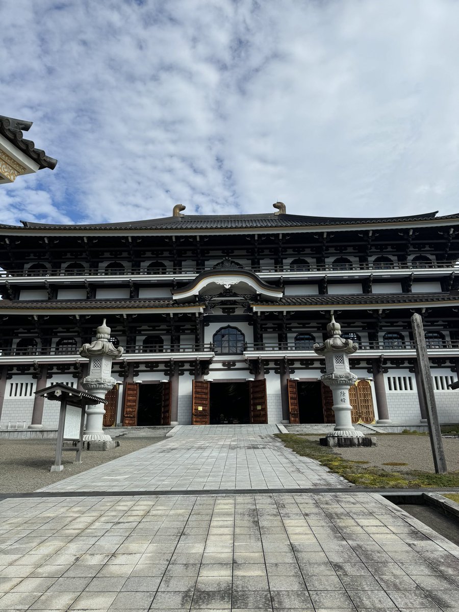 okadapress's tweet photo. 今日は兵庫県美方郡香美町にある高野山真言宗の寺院、長楽寺さんに行ってきました😁
大仏殿には中央に釈迦如来、右に薬師如来、左に阿弥陀如来の巨大な三大仏が安置されておりました、像高約15mの巨大な木造大仏さんは圧巻でした。

但馬大仏HP
https://t.co/8Rv53an4rL https://t.co/bXHjkfFAbq