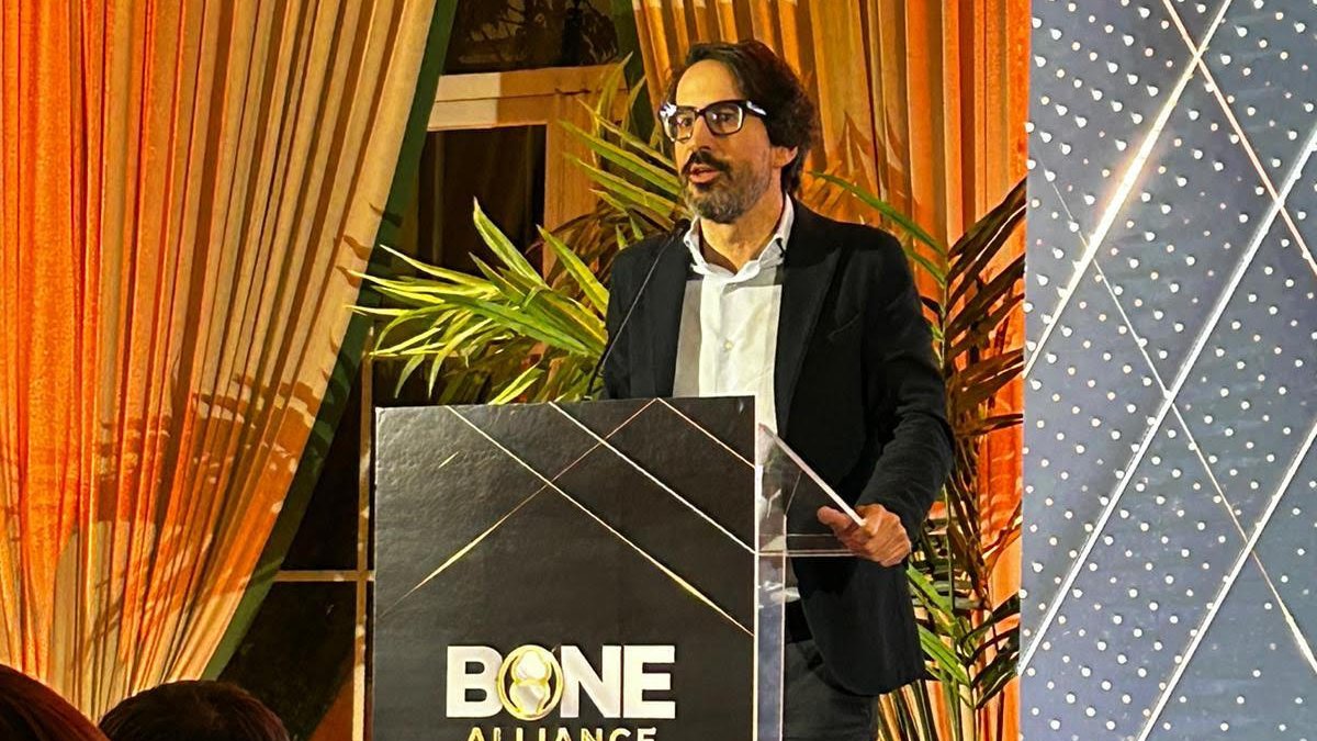 ucb_iberia's tweet photo. ☝️1r. encuentro #BoneAlliance con @SEIOMM, @iofbonehealth y @Amgenspain en #SEIOMMcongresoSevilla para poner en valor los avances en atención al paciente y prevención de fracturas por fragilidad con equipos #FLS apostando por identificar, investigar, tratar y hacer seguimiento. https://t.co/IhMsNTd3zZ