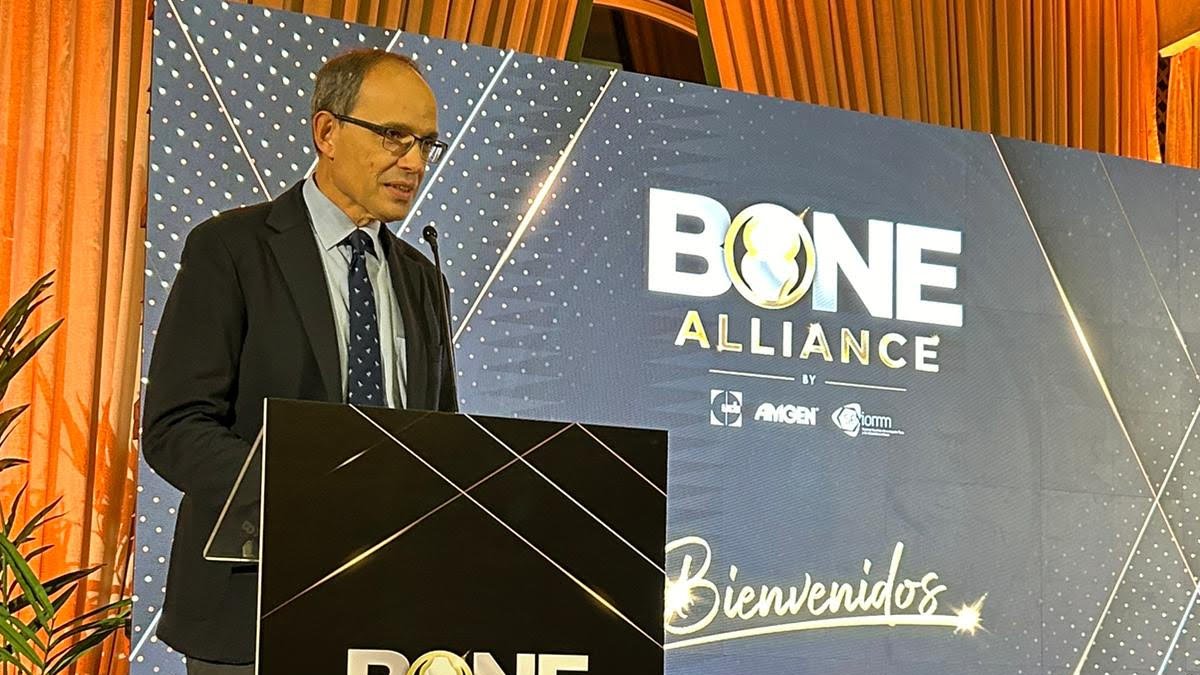 ucb_iberia's tweet photo. ☝️1r. encuentro #BoneAlliance con @SEIOMM, @iofbonehealth y @Amgenspain en #SEIOMMcongresoSevilla para poner en valor los avances en atención al paciente y prevención de fracturas por fragilidad con equipos #FLS apostando por identificar, investigar, tratar y hacer seguimiento. https://t.co/IhMsNTd3zZ