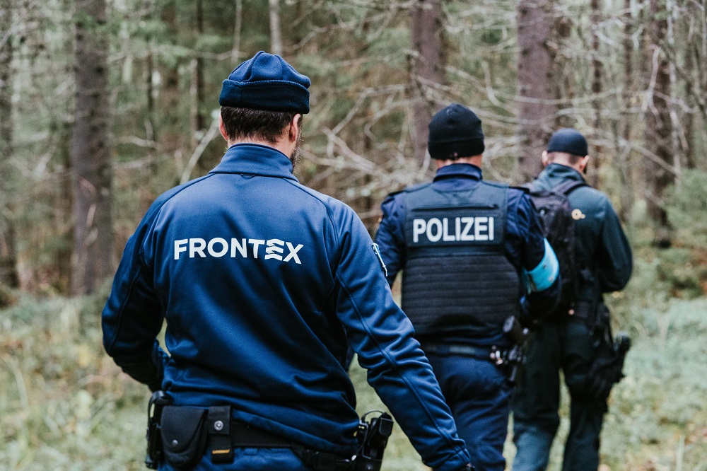 We're ready to provide additional support to bolster Finland’s borders 🫡 

#Frontex plans to deploy 50 #EUborderguard officers and other staff, along with patrol cars, to support Finland’s border control activities as soon as next week.

frontex.europa.eu/media-centre/n…