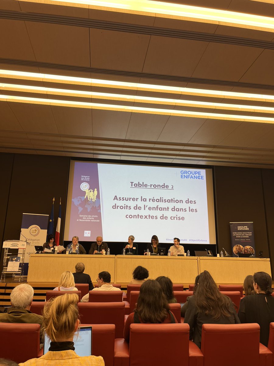 GroupeEnfance's tweet image. Le deuxième temps fort de notre colloque #ObjectifEnfance est lancé !  🚀 
Cette table-ronde est consacrée à la réalisation concrète des #droitsdelenfant dans les contextes de #crise. 
 #JournéeEnfantsAN