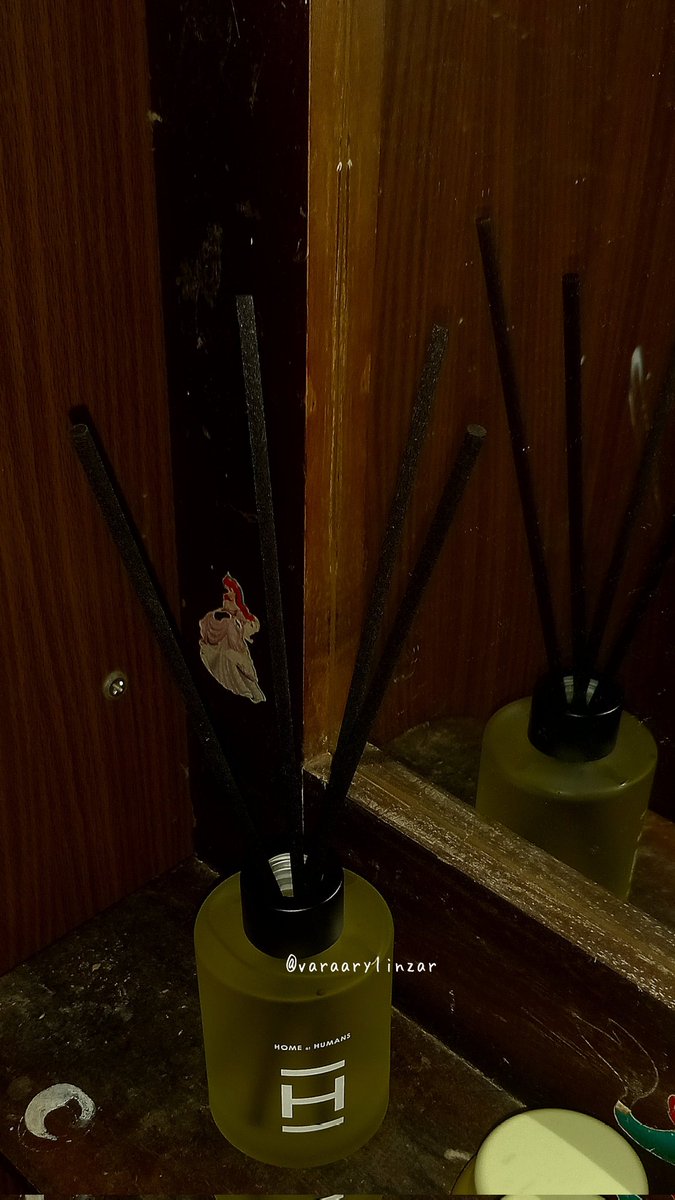 varaarylinzar's tweet image. Kemana aja baru tau reed diffuser ini❗️ Wanginya kayak lagi di lobby hotel mahal wanginya super relaxing✨️

♡ Home Of Humans A Much Better Living Room ♡

Reed diffuser ini wanginya comforting &amp;amp; relaxing 🍋

A review thread⤵️  
#racuninparfum #reeddiffuser
#pengharum #Thread