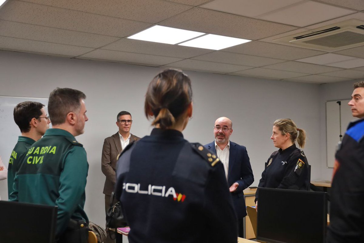 DGobiernoMadrid's tweet photo. 🤲🚔 Puesta en común de las experiencias de los agentes tutores del #PlanDirector en la @DGobiernoMadrid con el objetivo de unificar pautas de buenas prácticas.

El delegado, @franmartagui, les ha dado la bienvenida a la sesión de buenas prácticas y ha agradecido su labor. https://t.co/LkHat4bO77