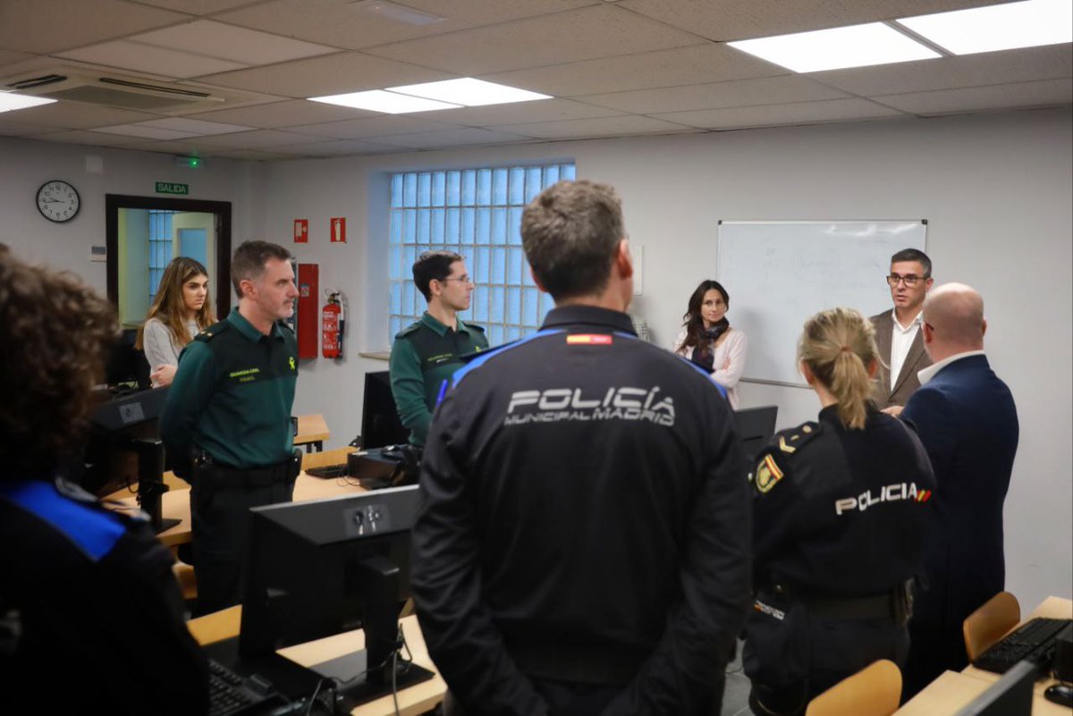 DGobiernoMadrid's tweet photo. 🤲🚔 Puesta en común de las experiencias de los agentes tutores del #PlanDirector en la @DGobiernoMadrid con el objetivo de unificar pautas de buenas prácticas.

El delegado, @franmartagui, les ha dado la bienvenida a la sesión de buenas prácticas y ha agradecido su labor. https://t.co/LkHat4bO77