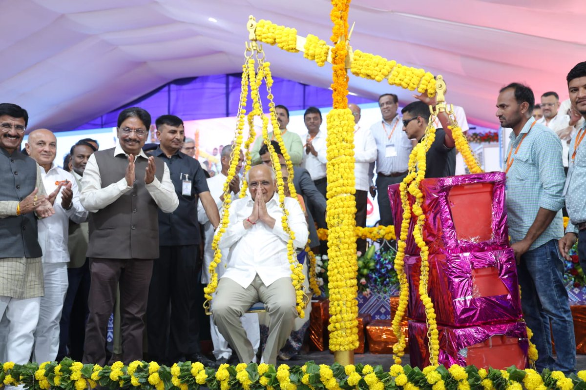 વિસનગર ખાતે વિવિધ સંસ્થાઓના સહયોગથી મેગા બ્લડ ડોનેશન કેમ્પનું આયોજન કરવામાં આવ્યું તેમજ મારી પણ રક્તતુલા કરવામાં આવી. સેવાના ભાવ સાથે રક્તદાન કરનારા સૌ રક્તદાતાઓને તેમજ આ ઉમદા આયોજનને હું બિરદાવું છું.