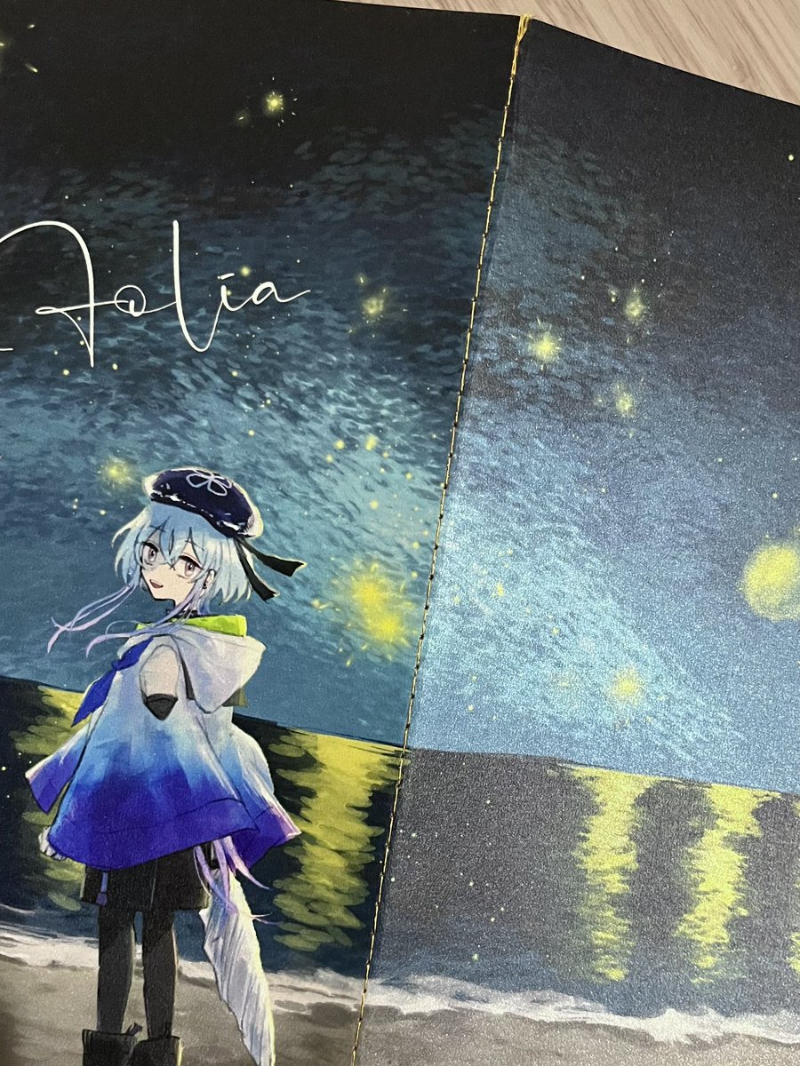 イベント前に載せられなかったんですが新刊のミシン綴じいい感じにできてました!外がラメイエロー、中がブルー系のグラデーションの糸です🧵