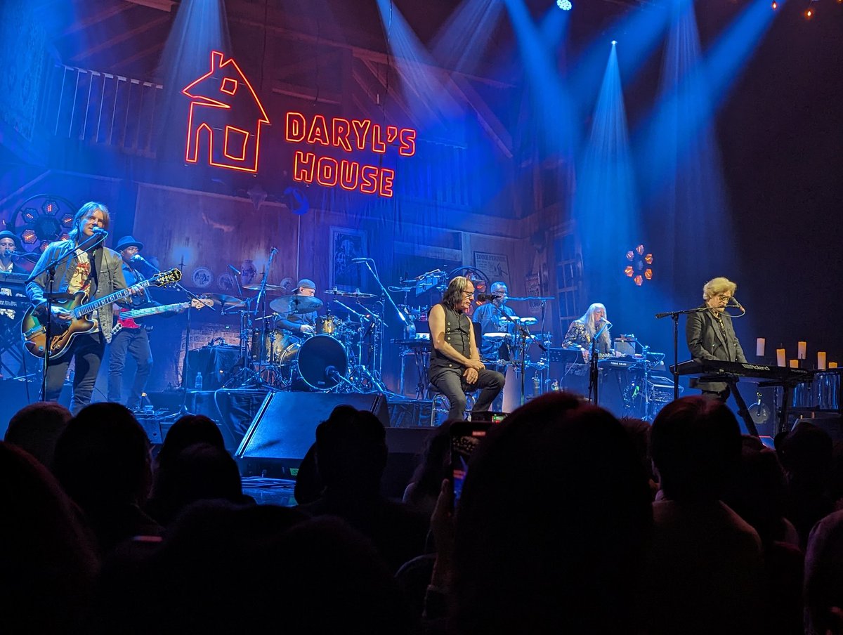 takinosma's tweet photo. Zepp Nambaでの #LFDH のライブで、ダリルとトッドよりもギターのシェインとサックスのチャーリーのめちゃ良いショット撮れてたんだけど！どこかの公式さん使って下さいレベル😆（うぬぼれ）
本当にダリル、トッド日本来てくれてありがとう✨

#DarylHall
#ダリル・ホール
#トッド・ラングレン https://t.co/QkOjvzYuP8