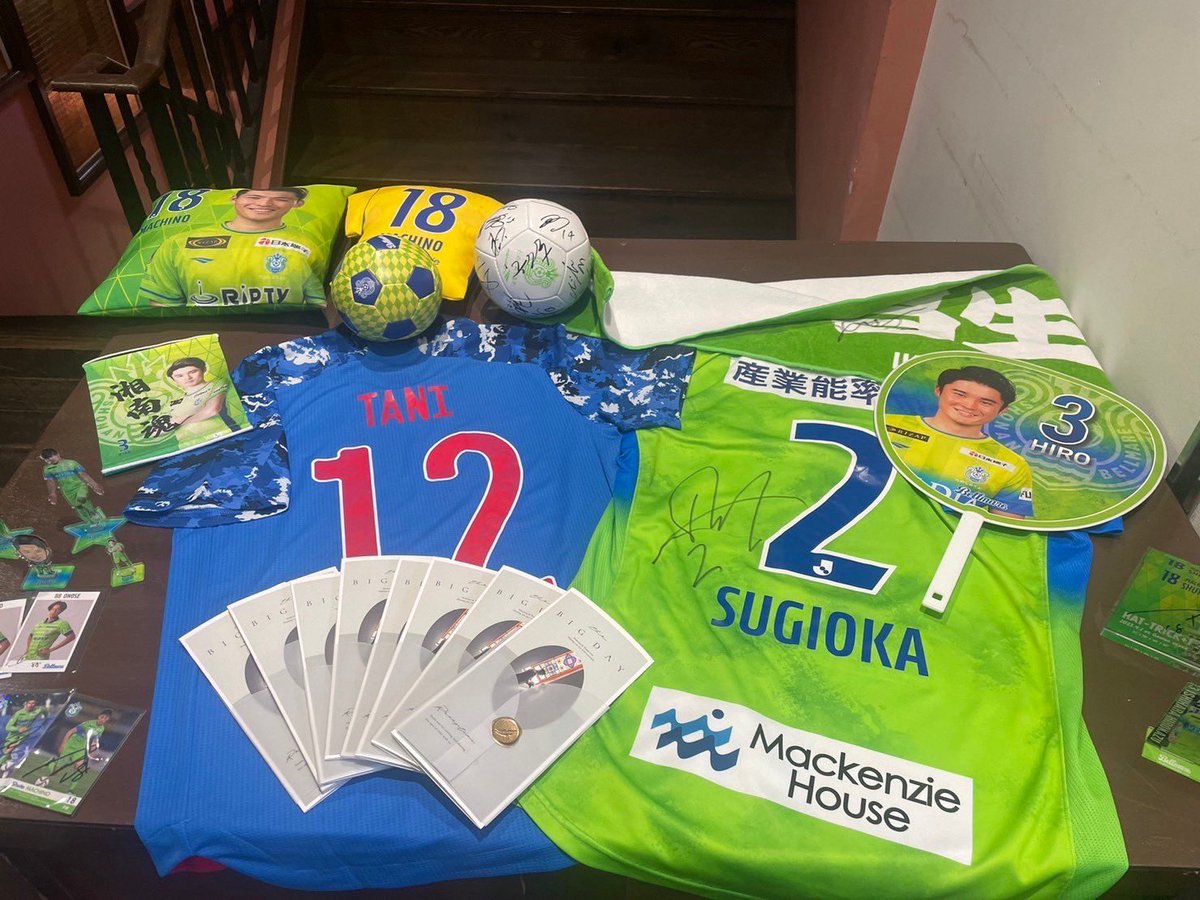 zoCsjo3XLPHFl6M's tweet photo. 11/18サンライフ様でベルマーレづくしの結婚式あげました💚💙
小野瀬とひろかずからメッセージ付きサイン頂いちゃいました😭
家宝にします！！
緑と青に溢れた家庭を築いていきたいと思います❤️‍🔥 https://t.co/SRoqq5Qser
