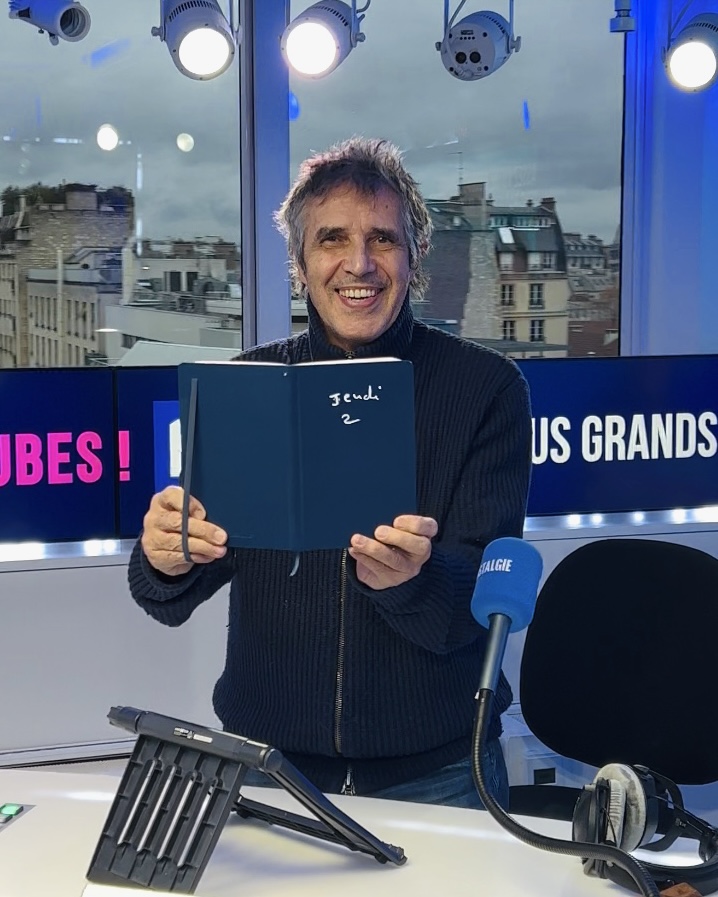 « Jeudi 2 » 📘✍🏼 Déjà le 2ème carnet rempli de belles histoires et anecdotes écrites par Julien que vous pouvez écouter tous les jeudis sur @nostalgiefm ! La thématique de cette semaine : la nourriture 😋 « Jeudi c’est Julien », c’est à 19h sur Nostalgie ! - L’équipe de Julien