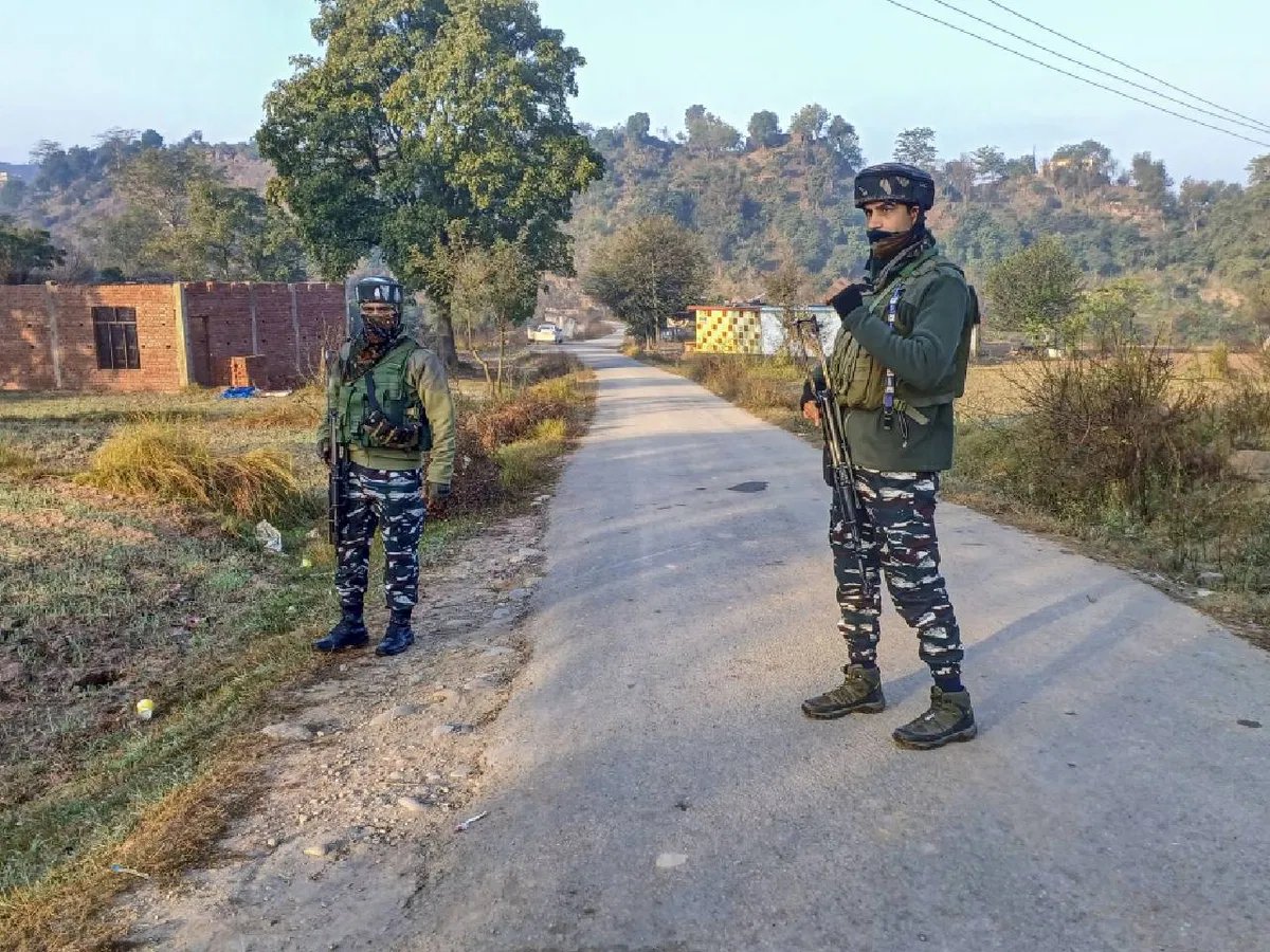 News9Tweets's tweet photo. LeT commander #Quari and another terrorist reportedly killed in encounter by Army in #JammuAndKashmir's Rajouri
READ: https://t.co/x6Uk2KS0xP
#RajouriEncounter https://t.co/i6zJBgEtLq