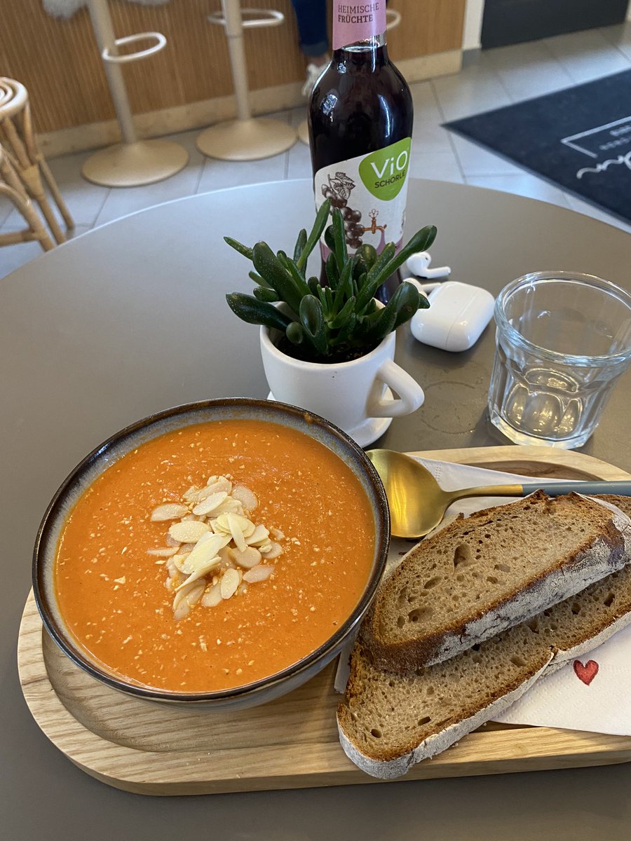 Lunch på nyöppnat kafé och de är så himla gulliga. Inte än blasé och trött på kunder. Bra lunchaktivitet att lämna skrivbordet och titta på folk en stund.