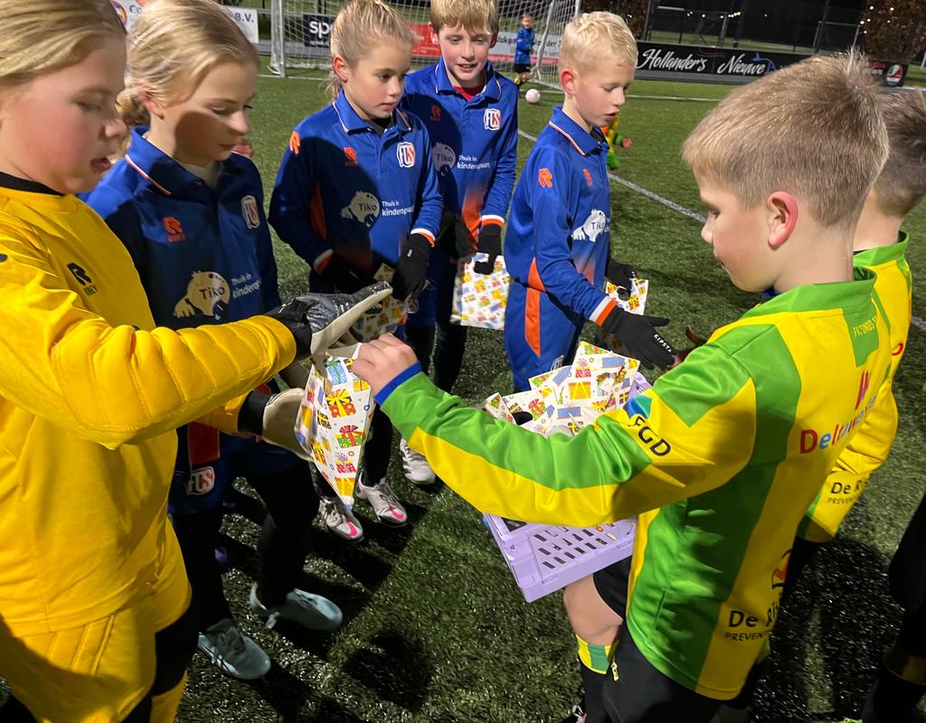 vv_FVC's tweet photo. Wat waren we blij 🤗dat FC Surhústerfean JO9-3JM op een doordeweekse dag naar ons toe wilde komen voor een inhaalwedstrijd ⚽afgelopen woensdag. Als bedankje 🙏💪 kregen ze van de spelers van FVC JO9-1 een kleinigheidje.

#voetbalplaatjes 
@fcsurhusterfean  
@vv_FVC https://t.co/rB150lyox6