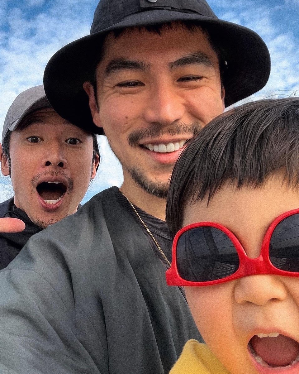 kojiandshiba's tweet photo. On the  way back our home 🏡 
Beautiful sunny day with grand sky!

#family #travel #gaydads #airport #familyportraits 
#家族旅行  #セントレア  #空 https://t.co/H7lWiqUle2