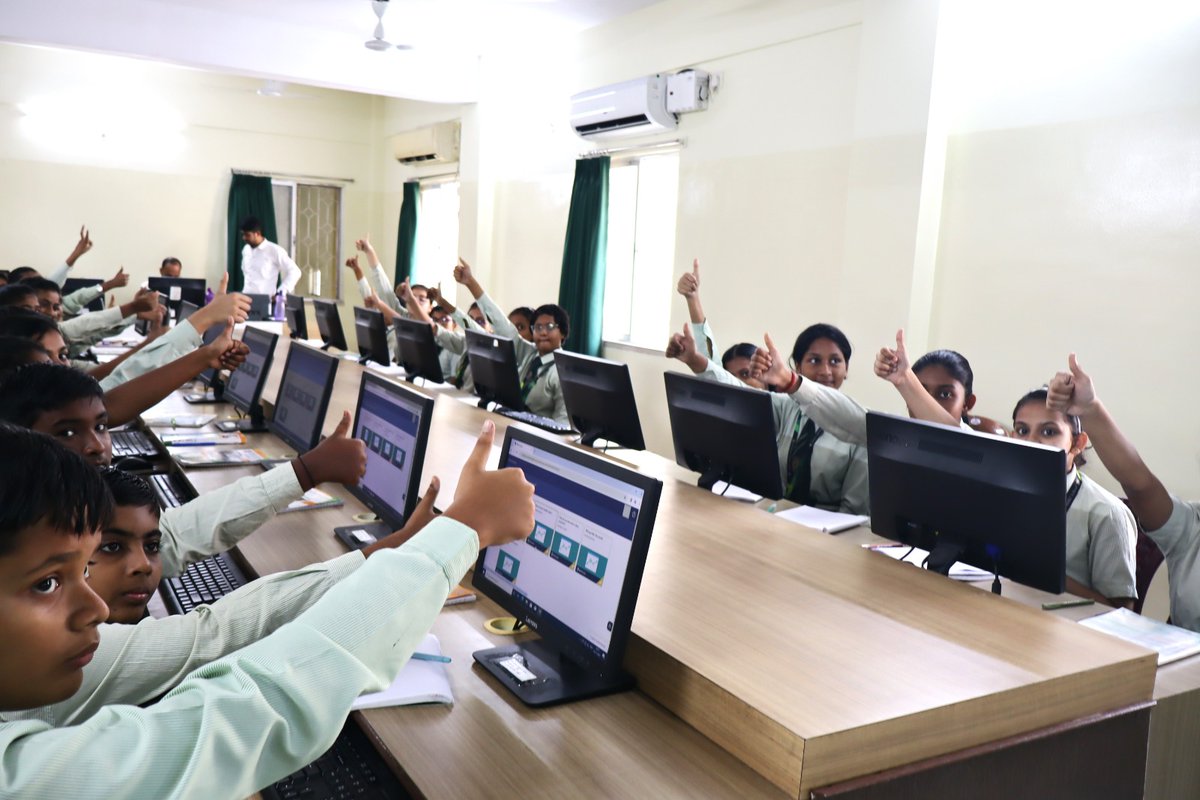 Edunet Foundation organized a student orientation and conducted a Data Science Fundamental Course via the IBM SkillsBuild for Students learning portal at Burdwan Model School - India, West Bengal, spanning from November 6th to 10th. 
#skillsbuild