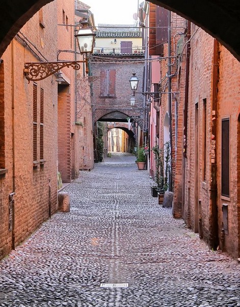 Ferrara vibes... 
-> Scopri la città: ferrarainfo.com/it/ferrara
(ph. @jakecarson90)