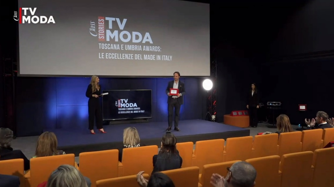 MilanoFinanza's tweet photo. È il momento delle premiazioni: #ClassTvModa dà gli awards alle #EccellenzeToscaneUmbre nei settori moda, lusso, food e lifestyle. Segui la diretta: https://t.co/B3mw2BtW3h https://t.co/NzRGVCikHL