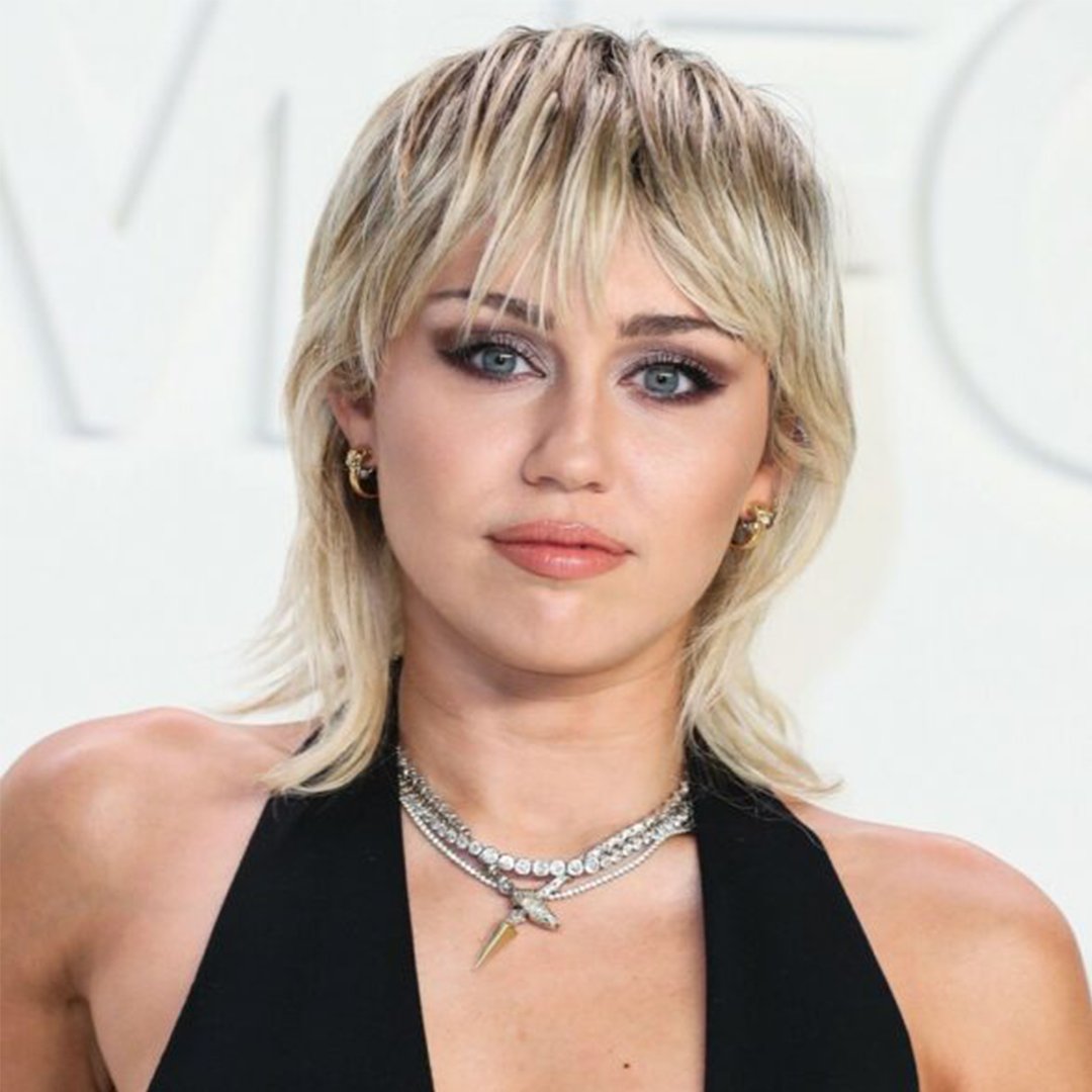 1001DJ_com's tweet photo. Un ✨ joyeux anniversaire ✨ à Miley Cyrus qui fête aujourd'hui ses 31 ans ! 
🎉 Actrice et chanteuse, vous l'avez sûrement vu jouer dans plusieurs films et séries Disney à succès ou entendu dans des hits comme "Party In The USA" ou "Flowers". https://t.co/OHyCiJwZO2