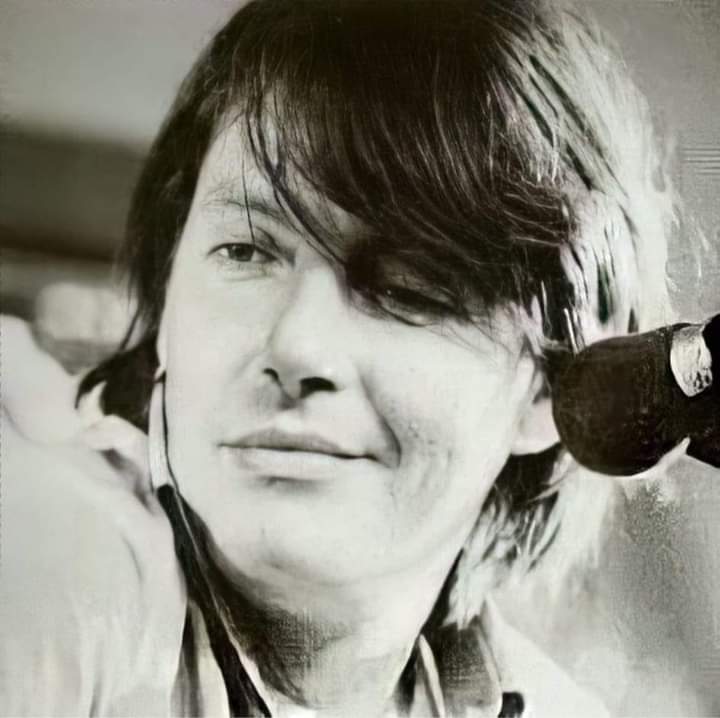 OSNMITALY's tweet photo. «Il cuore di un Anarchico sanguina sempre, il mio perchè sono consapevole che Anarchia è solo pura utopia, e perchè il mondo che osservo con i miei occhi non mi piace, e lo vorrei diverso.
Vorrei che nessuno fosse padrone e che nessuno fosse più servo,
vorrei che l'uomo riuscisse finalmente ad autogestirsi e a collaborare con gli altri, vorrei non avere più nessun uomo politico che gestisca il mio futuro e quello di migliaia di altre persone, vorrei che nessuno sia più mercenario di guerra al servizio del potere. Vorrei che l'uomo non avesse più inibizioni come una legge imposta dall'alto e che l'unica legge fosse la nostra morale. Vorrei che la gente smettesse di credere in valori sbagliati come il consumismo. Vorrei che l'uomo fosse finalmente libero».

Fabrizio De André