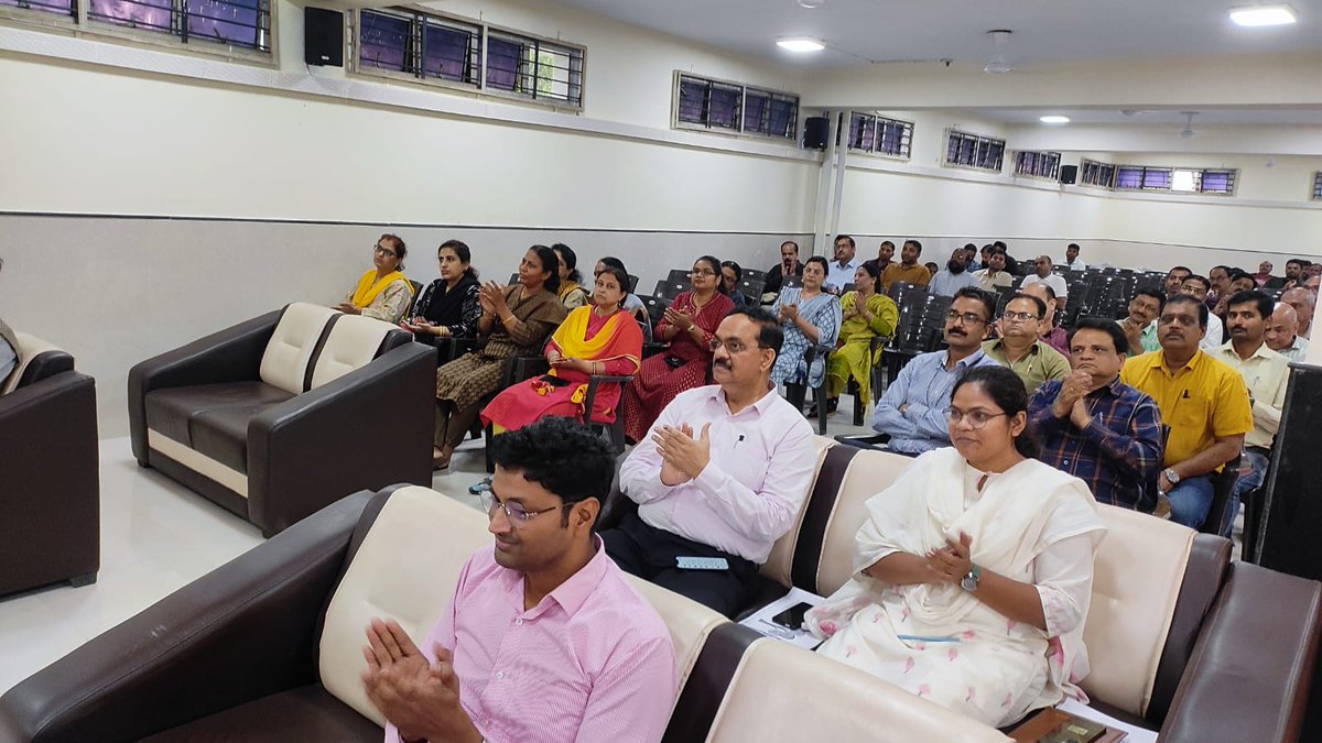 urbansbm's tweet photo. As a part of the #AuditWeek celebrations from 20-24 November 2023 a seminar on 'Our Role and Responsibility in Swachh Bharat Mission' hosted by Ms. Priya Parekh was organised at arera where Shri Shivam Verma, Mission Director SBM(U) Madhya Pradesh addresssed the attendees. https://t.co/NK6jkRbIoj