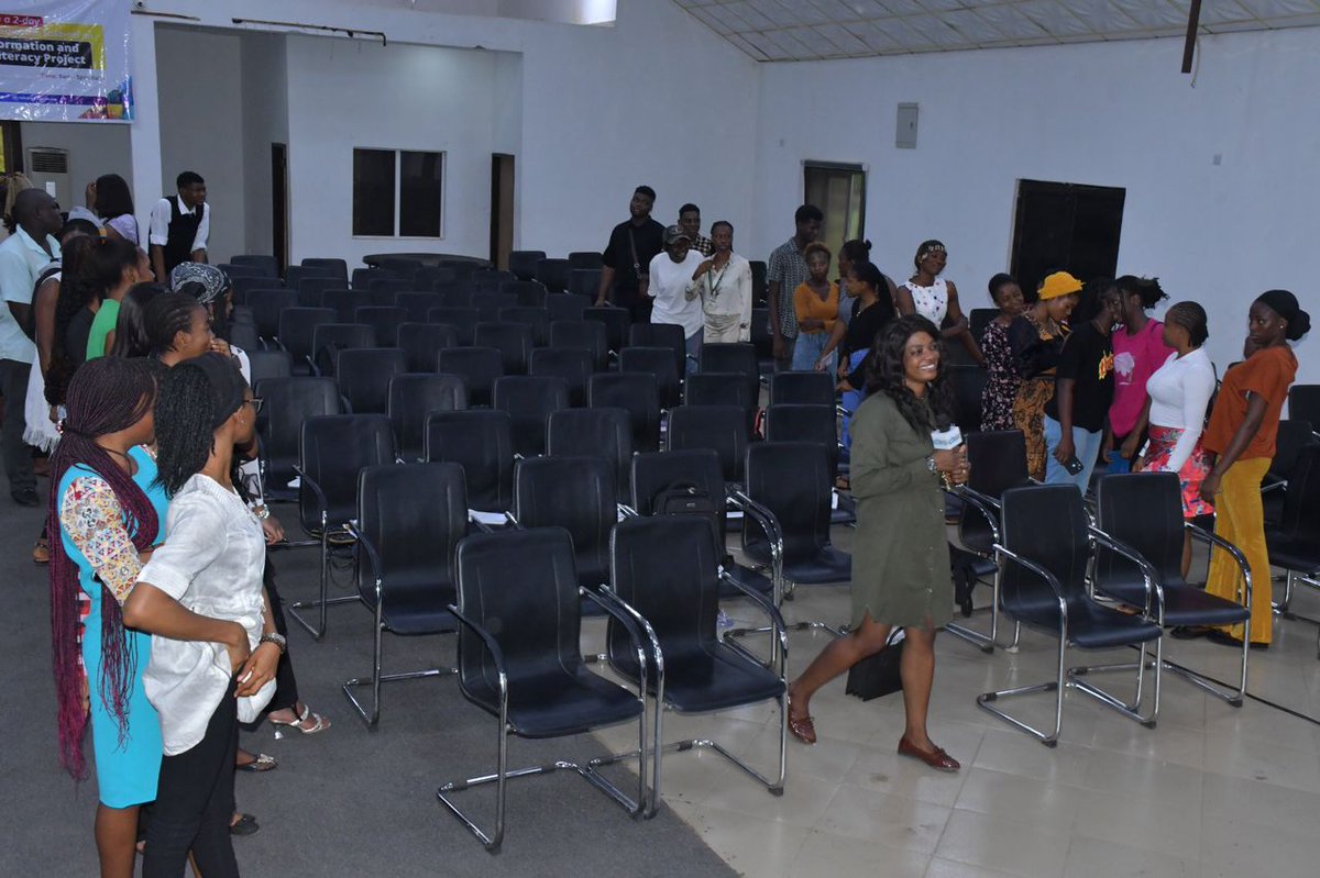 TheICIR's tweet photo. #ICIRinEnugu 

The class was divided into 2 and the students were meant to practice what they’ve learnt.

This training is organised by #TheICIR with support from @GERinNigeria. 

 #CounteringMisinformation2023 #FightFakeNews #ICIRCMPML #ICIRCampusTour #ThinkBeforeYouShare #VerifyFacts #StopFakeNews #GermanEmbassy