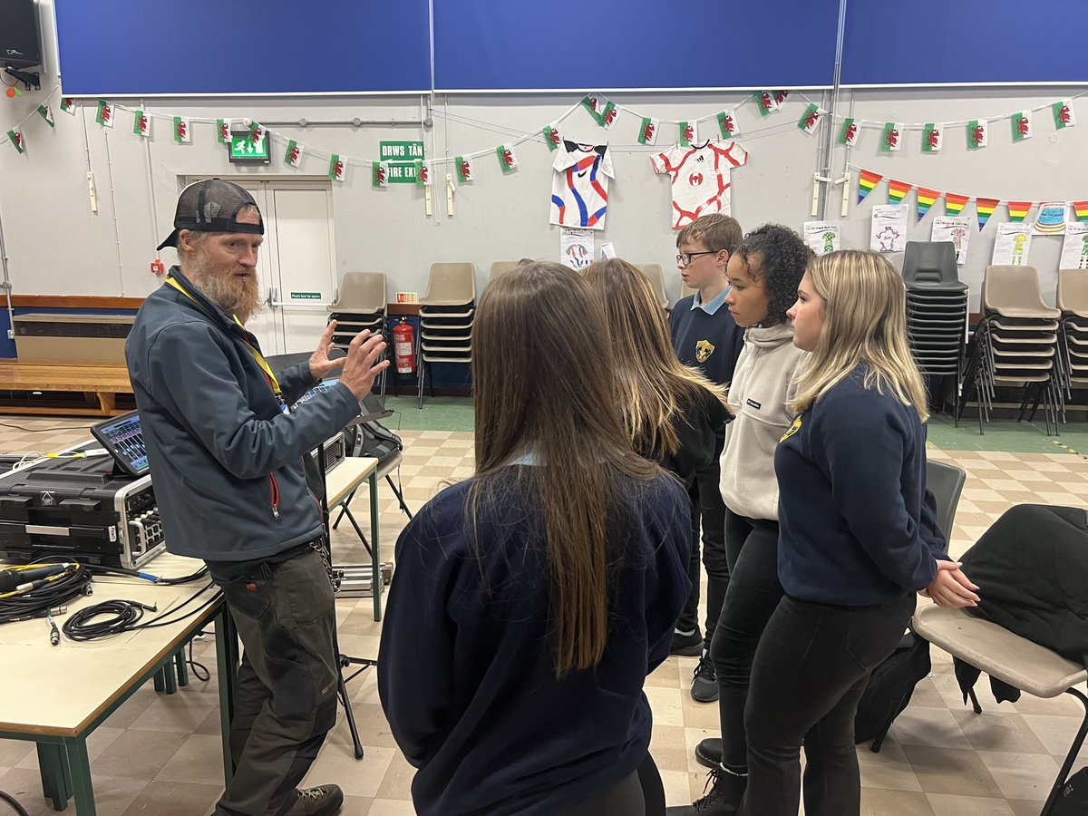 buddugrobertss's tweet photo. Gwaith criw Gigs Llechen Lân yn prysuro! 

Diolch i @hedydd_ioan a John am ddod at criw class Prosiect Cerddoriaeth Gymraeg @DyffrynOgwen ar gyfer sesiwn celf / creu a techio 🎨 🎛️ 

@PontioTweets #GigsLlechenLân https://t.co/7Z9GSqlkkB