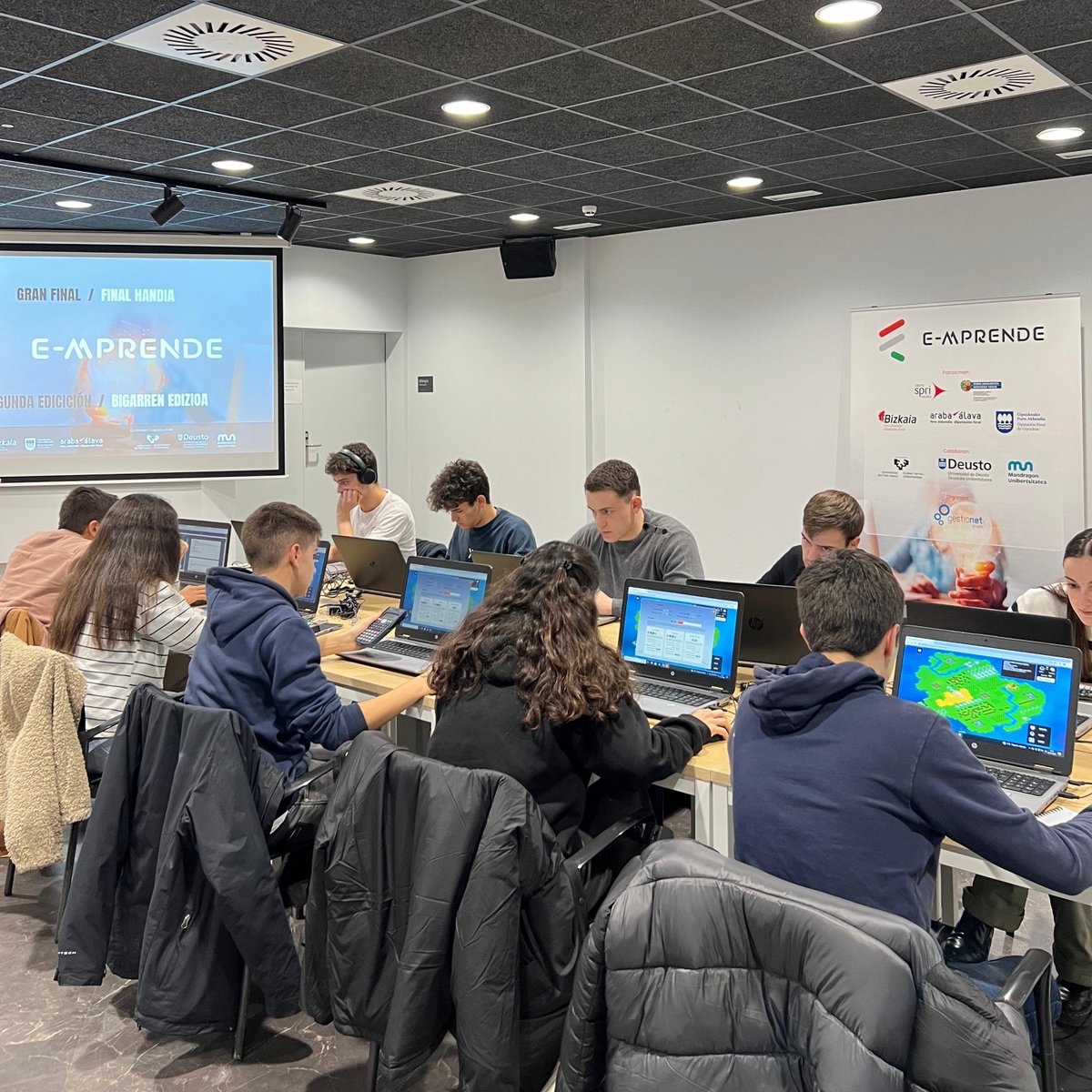 Acaba de comenzar la final de Concurso E-mprende, donde estudiantes que han potenciado sus habilidades para el emprendimiento con simuladores empresariales de <a href="/Gestionet/">Grupo Gestionet</a> se enfrentarán a la última prueba.
Pronto conoceremos a las personas ganadoras de esta segunda edición. 🚀