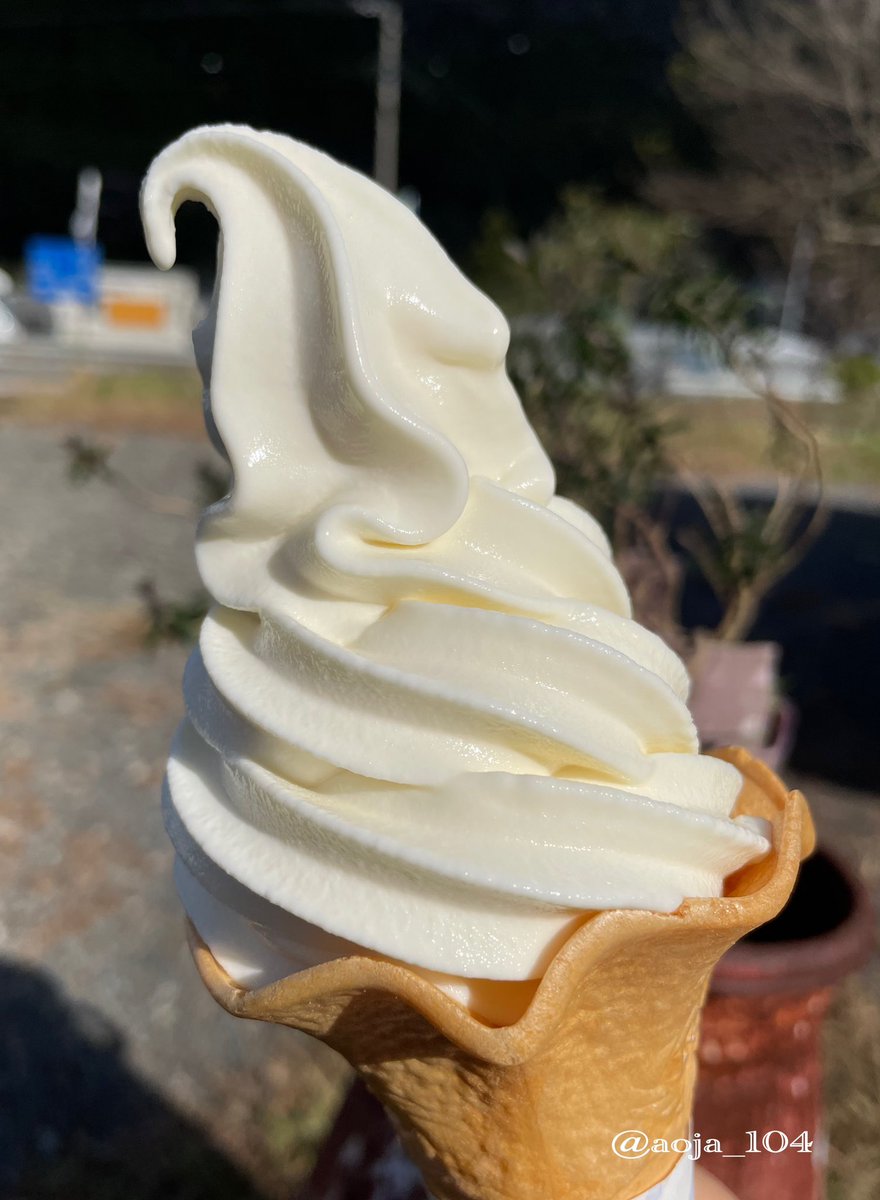 aoja_104's tweet photo. You Farm (ユーファーム)
津野町

先日、森の牧場で飼っているジャージー牛の牛乳から作ったソフトクリームをいただきました🐮✨
とても美味しかったです😋
景色を見ながら外のベンチで食べました✨

ずっしりです！　　550円

#YouFarm  #高知県　#津野町
#ソフトクリーム https://t.co/9mKIpShIyJ