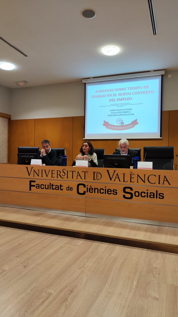 Así han arrancado las Jornadas sobre #tiempodetrabajo que nos tendrá ocupados y ocupadas debatiendo sobre temas de máxima actualidad entre hoy y mañana.

➡️ Albert Moncusí (degà de <a href="/FacSocialsUVEG/">Fac. Socials – UVEG</a>)
➡️Mercedes López (Directora Jornadas)
➡️ Juan A. Altés (Director Departamento)
