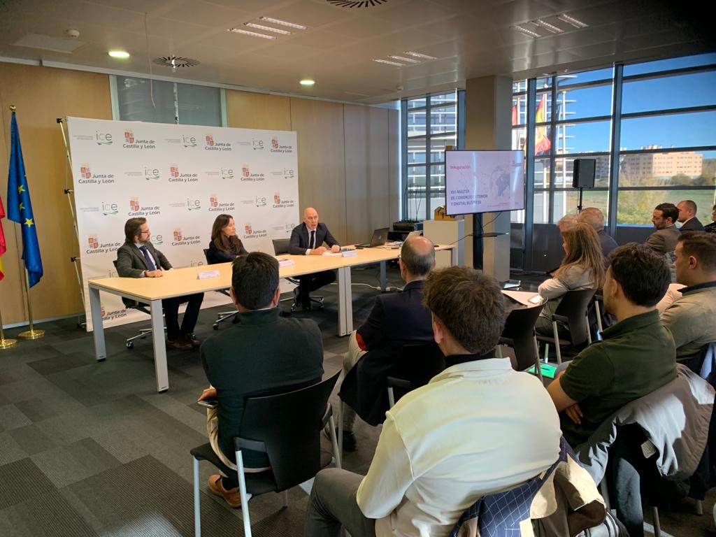 empresasjcyl's tweet photo. 🎓El Viceconsejero de Economía y Competitividad inaugura la XVI edición del Máster de Comercio Exterior y Digital Business 🌐 Más de 535 alumnos han pasado por este referente formativo que impulsa la #internacionalización de las empresas en #CastillayLeón.
#ICECYL #mastercomex https://t.co/uRLxcL8VR8