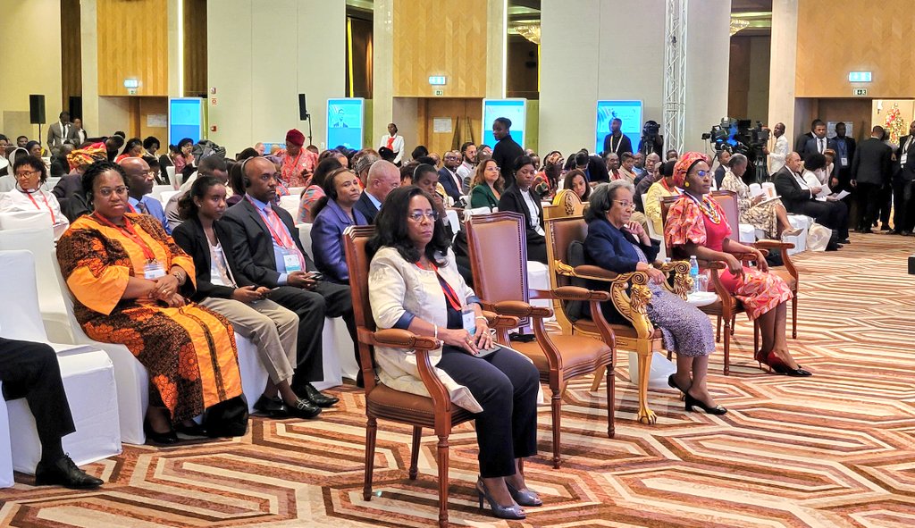 AUC_PAPS's tweet photo. #LuandaBiennale 2023
🟢PANEL3: The role of Women in #Peace, #Security& Development processes
🔸️MODERATORS
-Hon. Monica Mutsvangwa, 🇿🇼Minister
-Dr Rosa Cruz E Silva
🔹️SPEAKERS
-@AUBinetaDiop
-@LindiweSisuluSA
-@SuziCarlaBarbo1
-Luzia Inglês Van-Dúnem
-Kwabena Opuni Frimpong https://t.co/ADWKVdDpHX