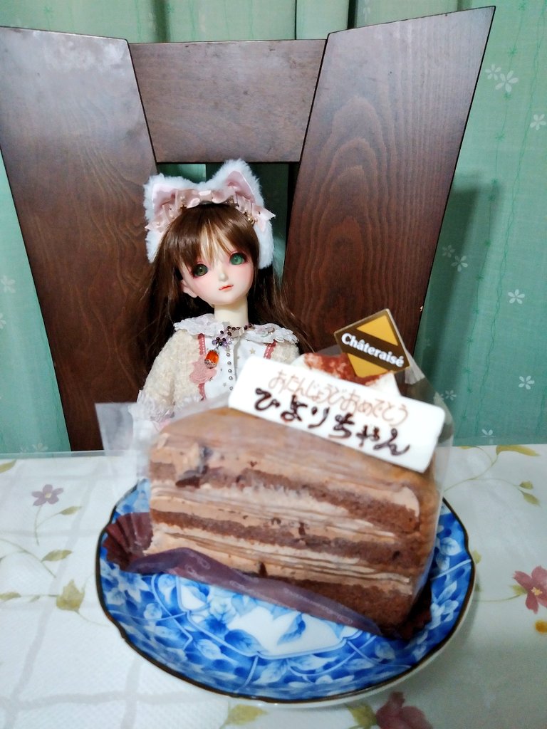 Biwakodoll's tweet photo. ってことで、
🎶ハッピーバースデーディアひよりちゃーん！🎶　
ひより「びわこさん、みんな、ありがとうね」
夕飯の後やなら、ケーキはこんくらいでちょうどええ。（実際は少しずつ切って、両親に分けた）
#びわこ家のドール達　#sd76 https://t.co/qQgVvTrJm7
