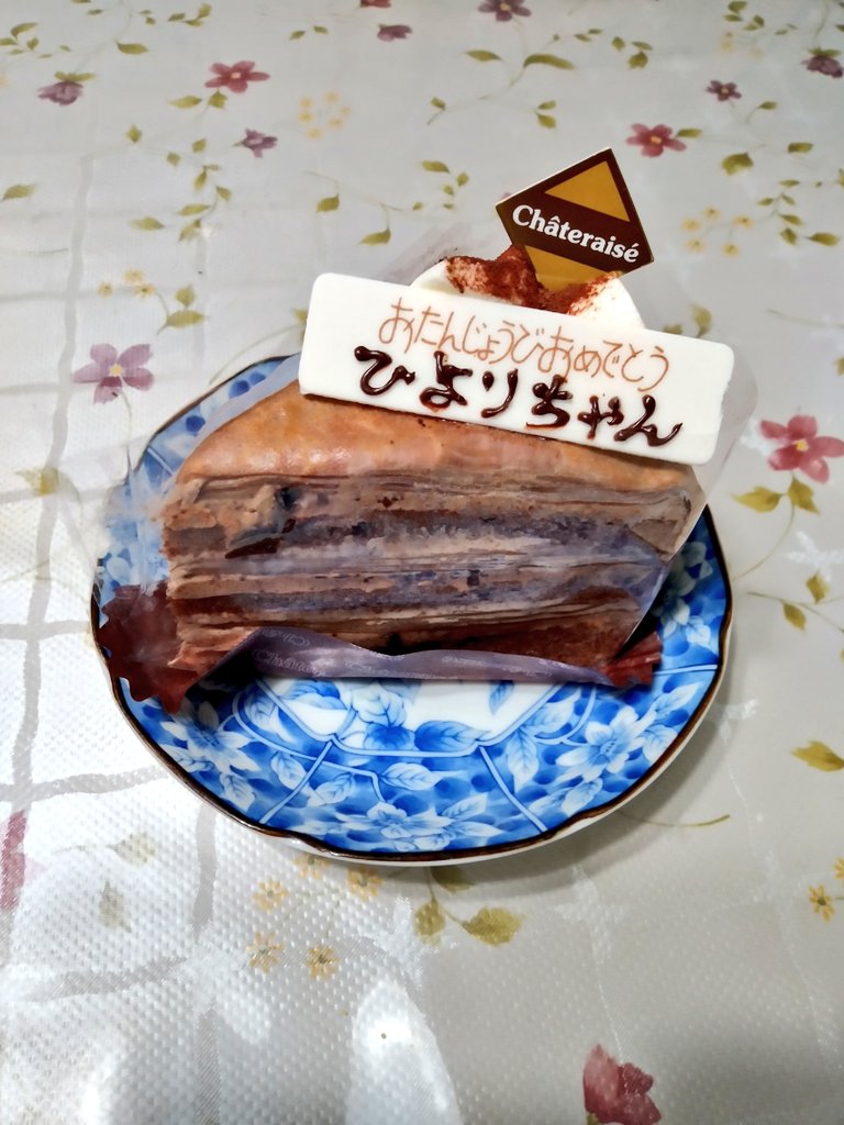 Biwakodoll's tweet photo. ってことで、
🎶ハッピーバースデーディアひよりちゃーん！🎶　
ひより「びわこさん、みんな、ありがとうね」
夕飯の後やなら、ケーキはこんくらいでちょうどええ。（実際は少しずつ切って、両親に分けた）
#びわこ家のドール達　#sd76 https://t.co/qQgVvTrJm7