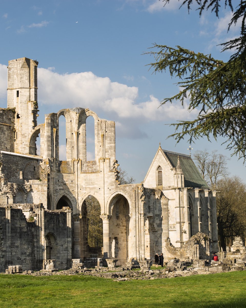 Paris_Pass's tweet photo. Just north of Paris, you will find Abbaye Royale De Chaalis....

The splendid château has exceptionally beautiful gardens and picturesque countryside surrounding. A leisurely walk in the estate unveils a charming rose garden  and a historic stable! 

Visit today with #ParisPass✨ https://t.co/7cTrE0ixdX