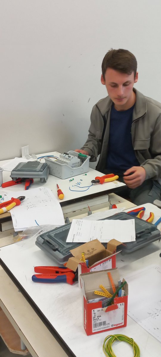 Les élèves ont réalisé des coffrets pour l'entreprise Pochon. Les élèves ont apprécié travailler en situation réelle et pouvoir échanger avec le client. Ils seront amenés ensuite à visiter l'entreprise sur La Rochelle, afin de voir l'intégration de leurs coffrets sur les bateaux.