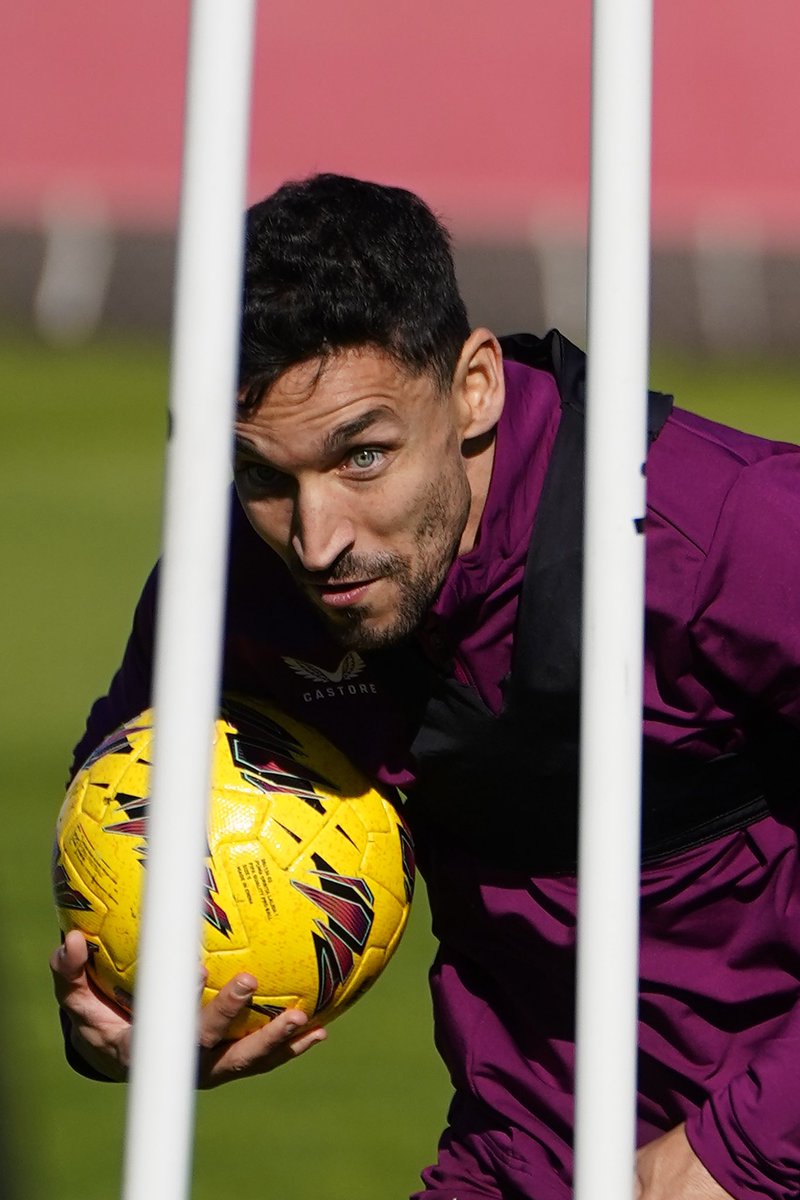 SevillaFC's tweet photo. 20 años de su debut y sigue teniendo la misma energía en su mirada 👀❤️ https://t.co/xVFfr3KKEv