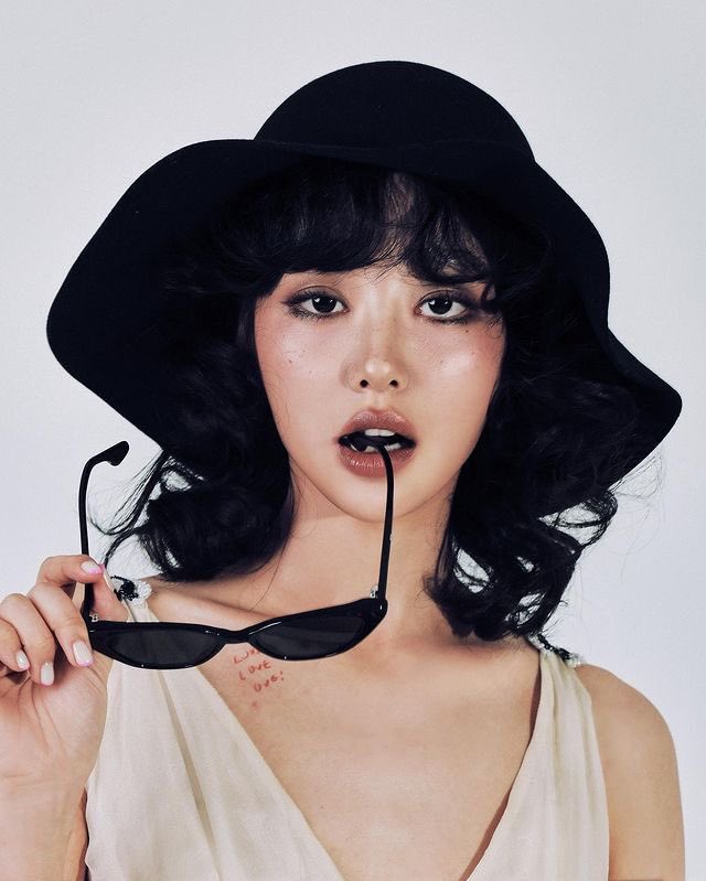 #상상해보십시오

우리의 알고리즘을 점령한 '희진', 우리의 작은 영웅 '츄', 시티팝 여신 '하슬' 

우릴 달로 이끌 '루셈블', 에어포스1에 우릴 태워줄 '오드아이써클' 그리고 케이팝씬을 부술 준비중인 '이브'

이 모든 소녀들이 한그룹에? 에이 말도안돼! 
넘 벨붕이야 꿈깨야지 

#그런그룹이달소