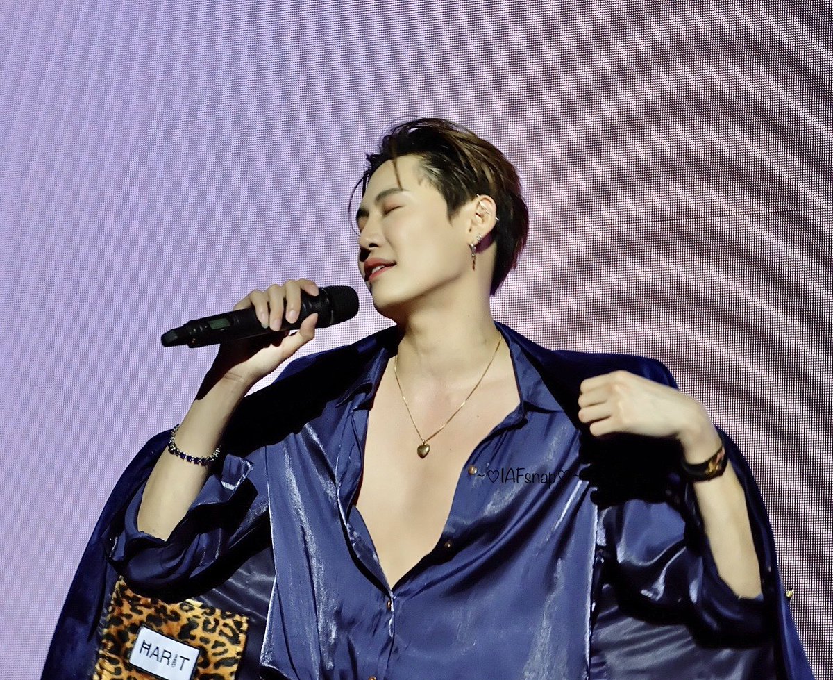 IAFsnap's tweet photo. Versace on the floor~ ❤️‍🔥❤️‍🔥

 #WabiSabiNextPage 
#bb0un https://t.co/OhqVpFzU61