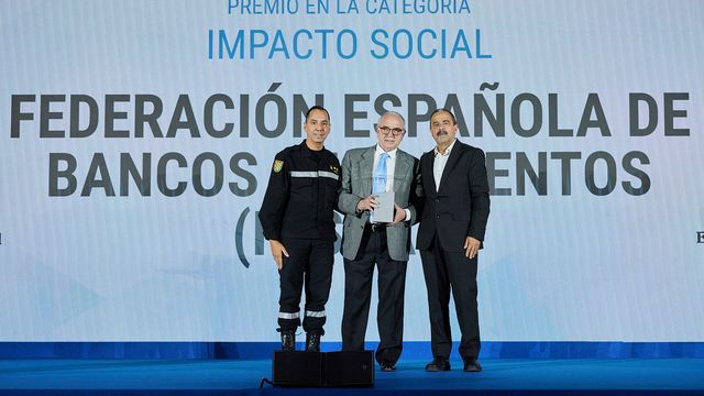 Ayer recibimos el premio en la categoría de Impacto Social entregados por El Confidencial en una gala muy emotiva a la que asistieron el tesorero de Fesbal y el Director del Gabinete Técnico fesbal.org.es/post/recibimos…