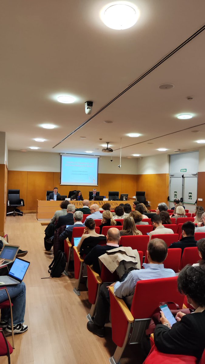 Primera mesa: Tiempo de trabajo en las nuevas formas de empleo.

El Salón de Actos de <a href="/FacSocialsUVEG/">Fac. Socials – UVEG</a> lleno para prestar atención a las sugerentes reflexiones de los profesores Francisco Gómez Abelleira y Guillermo Rodríguez Pastor. 

Modera la profesora Celia Fernández Prats