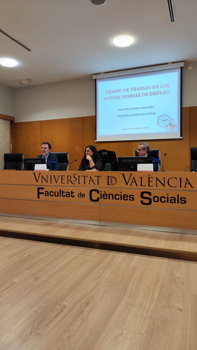 DTreballUV's tweet photo. Primera mesa: Tiempo de trabajo en las nuevas formas de empleo.

El Salón de Actos de @FacSocialsUVEG lleno para prestar atención a las sugerentes reflexiones de los profesores Francisco Gómez Abelleira y Guillermo Rodríguez Pastor. 

Modera la profesora Celia Fernández Prats https://t.co/M0LHAiJ7vb