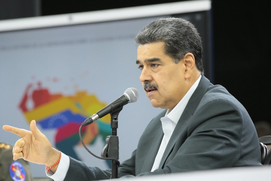 <a href="/NicolasMaduro/">Nicolás Maduro</a>:
“Alzo mi voz junto al pueblo de Venezuela para protestar ante la xenofobia, violencia y agresión en contra de nuestra Selección Vinotinto. Señales de lo que ha sido la oligarquía racista de Perú, capaz de agredir un noble juego y a nuestros jóvenes futbolistas.”
