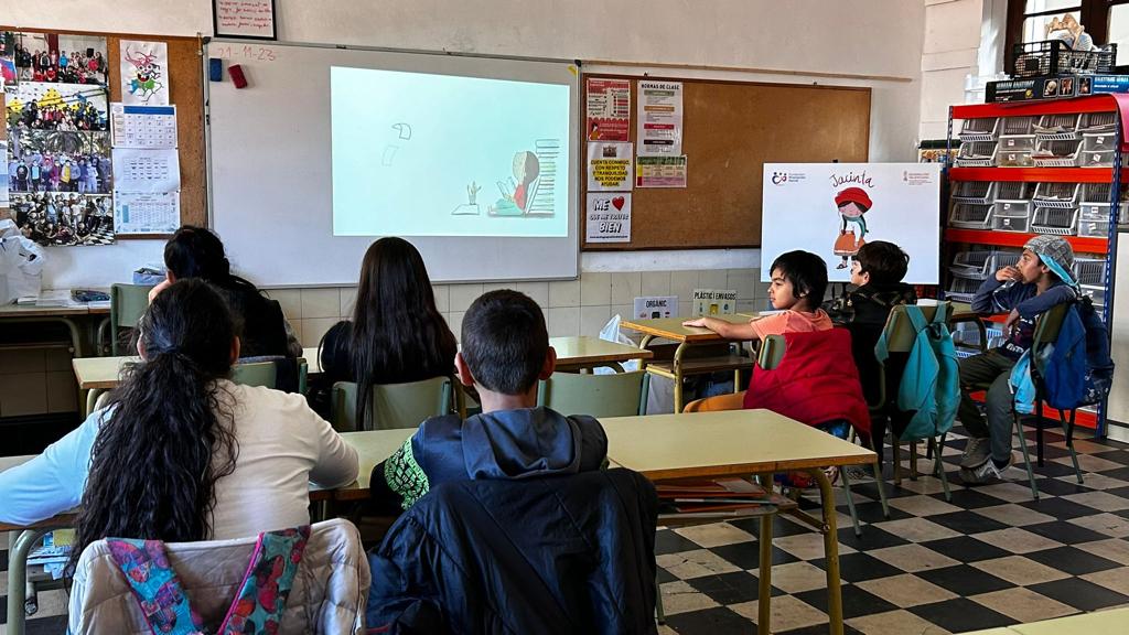 ¡Seguimos con la proyección de “Colorín Colorado”! Los alumnos de 10 y 11 años del Colegio Santiago Apóstol CAES, en Valencia, han conocido la historia de Jacinta y el problema de la escasez del #agua en la zona rural de #Bolivia en la que vive. @_albertopla @ChantalVizcaino